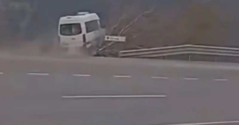 Tarım işçilerini taşıyan minibüsün şarampole uçtu