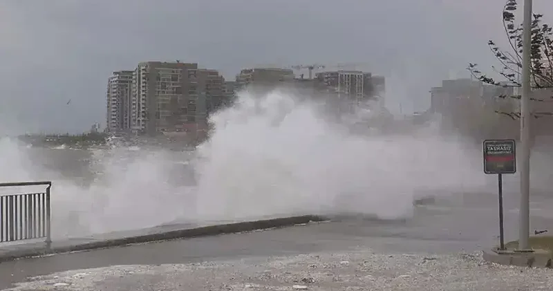 Fırtına nedeniyle Zeytinburnu Sahili nde dev dalgalar oluştu