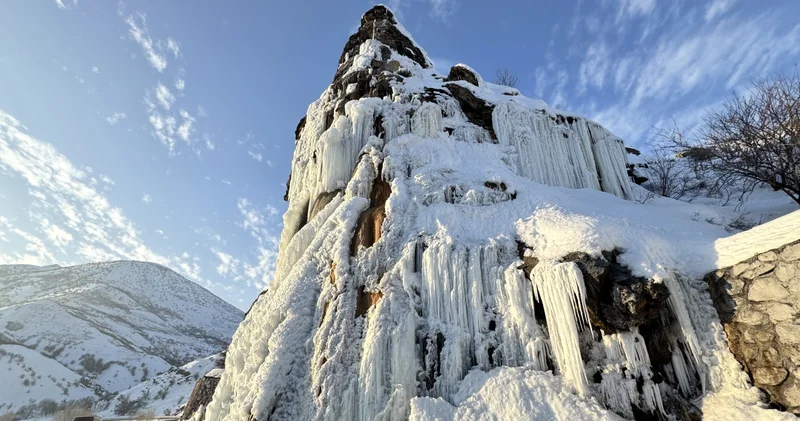 Bitlis teki Deliklitaş buz sarkıtlarıyla kaplandı