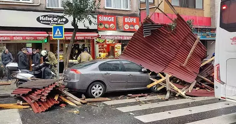 Esenler de fırtınada 4 katlı binanın çatısı uçtu; 2 otomobil hasar gördü