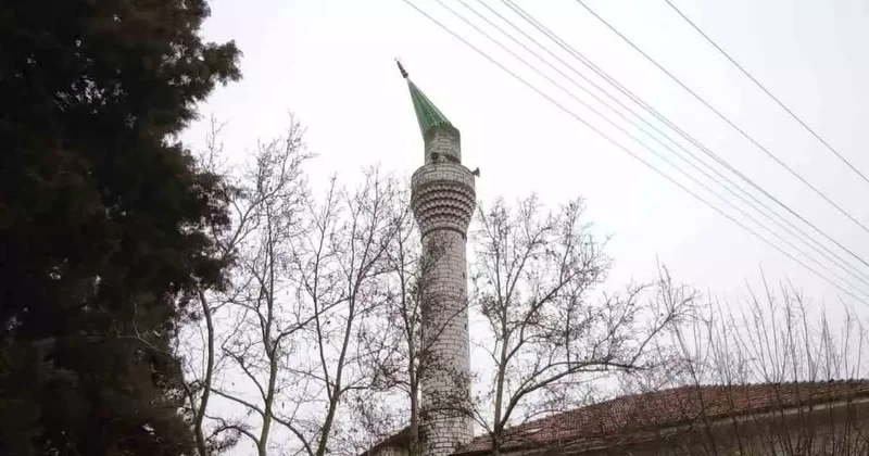 Burdur’da şiddetli rüzgar nedeniyle minarenin kubbesi koptu