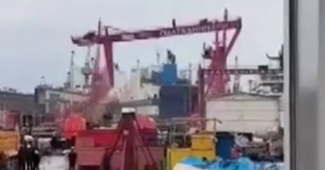 Yalova da şiddetli fırtınada dev vinçlerin devrildiği anlar kameraya yansıdı VİDEO İZLE