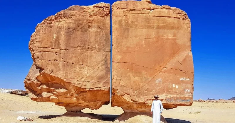 Çölün ortasındaki taş lazerle kesilmiş gibi duruyor: Ne teknoloji ne de insan eli Sözcü Gazetesi