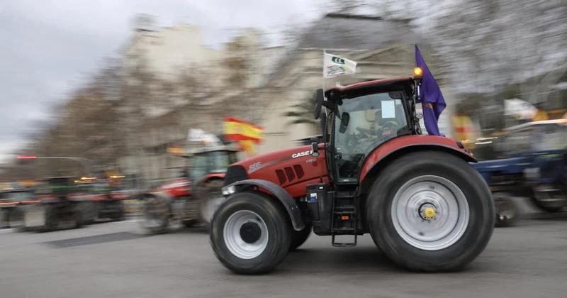 İspanyol çiftçiler AB MERCOSUR anlaşmasını protesto için traktörleriyle yolları kapattı
