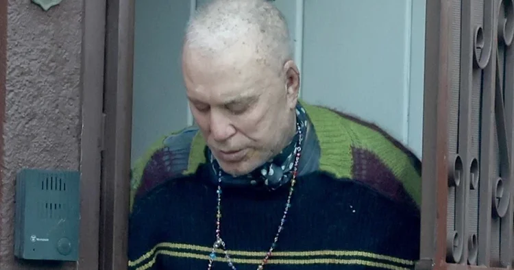 Şöhret kuyusunun karanlığı onu da yuttu... Hem parası gitti hem yakışıklılığı... Alay etmesinler diye peruk takıyormuş!