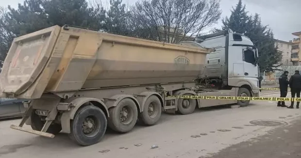 Ankara haberleri Yere düşen cüzdanını almak istemişti: Ankara da yaşlı kadın kamyonun altında kaldı 08 Ocak 2026