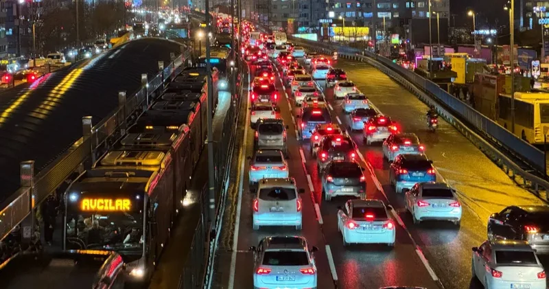 İstanbul trafiğini fırtına vurdu: Yoğunluk yüzde 81