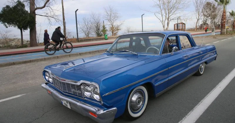 1964 model klasik otomobil Rize sokaklarında ilgi görüyor