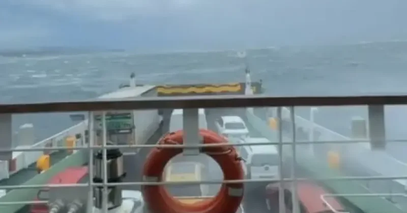 Fırtına feribotu sürükledi: Yüzlerce yolcu deniz ortasında mahsur kaldı
