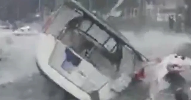 İstanbul’da lodos hayatı felç etti: Dalgalar tekneleri batırdı VİDEO İZLE