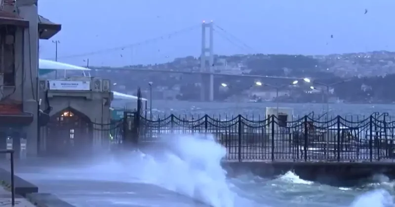 İstanbul da lodos esareti! Hızı 80 kilometreyi buldu: Gemiler güçlükle ilerledi