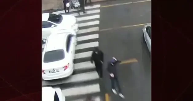 Çevik kuvvetten şefkat kalkanı! Fırtınada kalan anne ve bebeğini böyle korudular