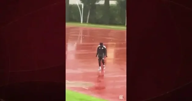 Beşiktaş ın yıldızı Tammy Abraham ın antrenman sahasına gelişi izleyenleri güldürdü