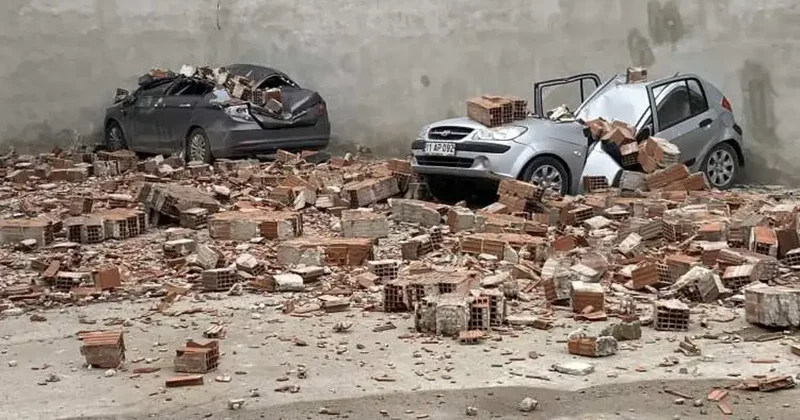 Eskişehir de fırtına felaketi: Metruk binanın çatısı uçtu, 6 araç hurdaya döndü