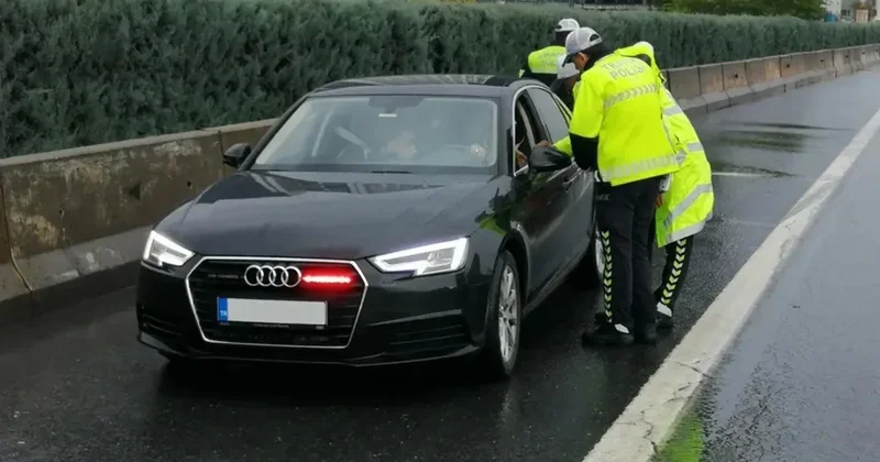 Yerlikaya duyurdu: Yasa dışı çakar kullanan sürücüye 414 bin TL para cezası verildi, araçlar trafikten men edildi