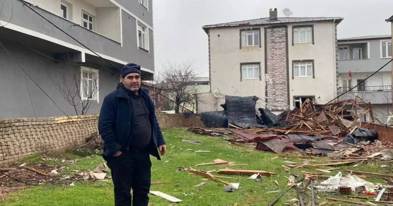 Kocaeli yi fırtına vurdu: Evlerin çatıları uçtu, vatandaş tenteyle birlikte savruldu