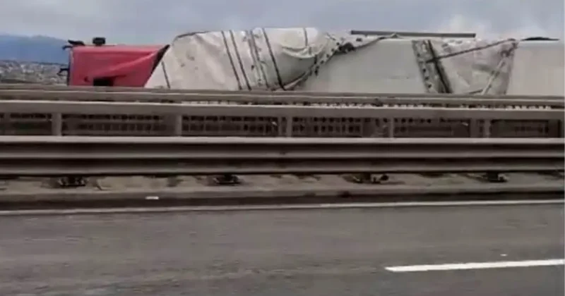 Kocaeli de Fırtına Nedeniyle 2 Tır Devrildi