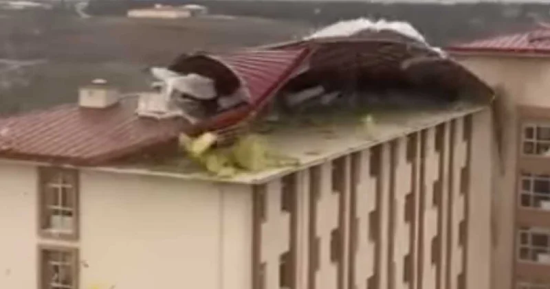 KYK yurdunun çatısı uçtu: Bursa da koku dolu anlar