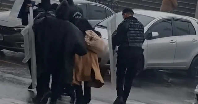 İstanbul da fırtınada yürümekte zorlanan anne ve bebeğini çevik kuvvet polisleri kalkanlarıyla korudu VİDEO İZLE