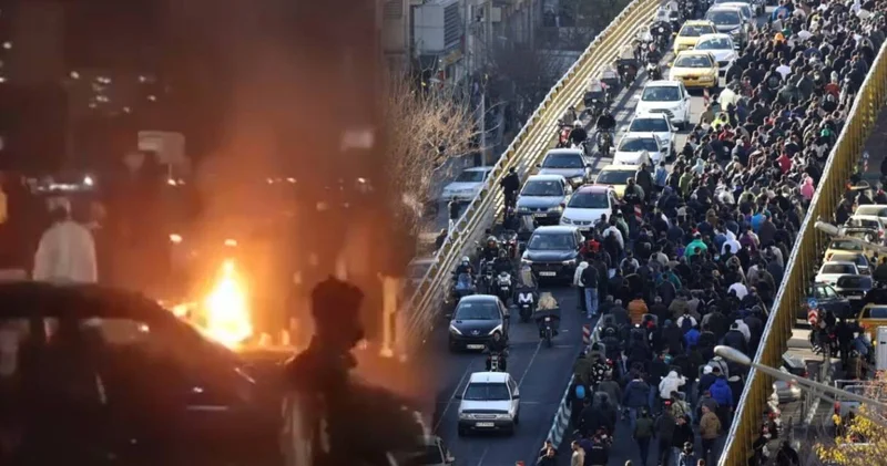 İran da tek video milyonlar izlenince ülkenin interneti kapatıldı! Sokaklarda çatışma çıktı