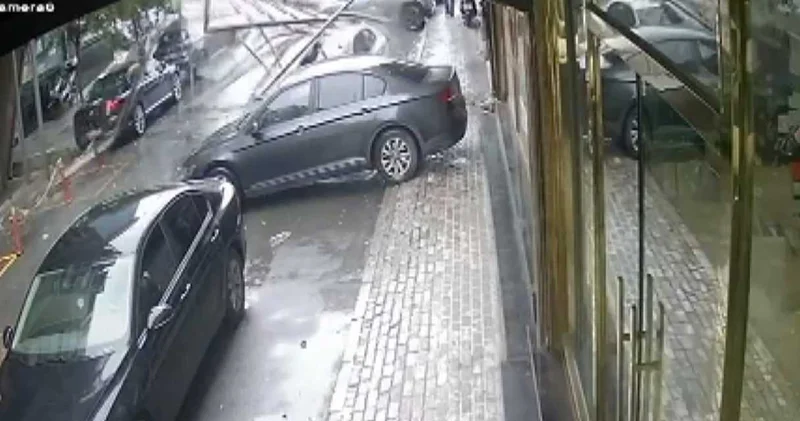 Doğru park edilen tek arabanın üstüne çatı düştü