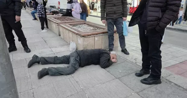 Samsun haberleri Samsun da alkol komasına giren adam yere yığıldı 08 Ocak 2026