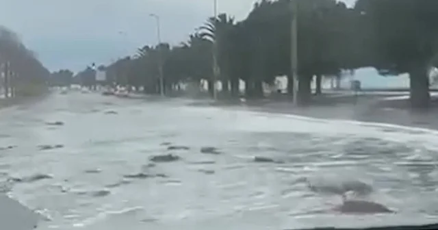 İstanbul da denizle kara birleşti VİDEO İZLE