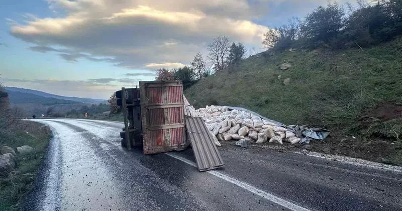 Gönen Denizkent yolunda kamyon devrildi