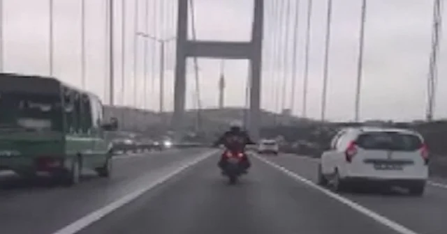 Fırtınada köprüyü geçmeye çalışan motosikletlilere diğer araçlar kalkan oldu VİDEO İZLE