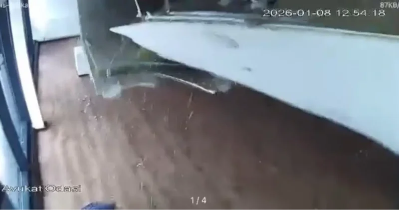 Bursa da Fırtına Ofis Tavanını Çöktürdü