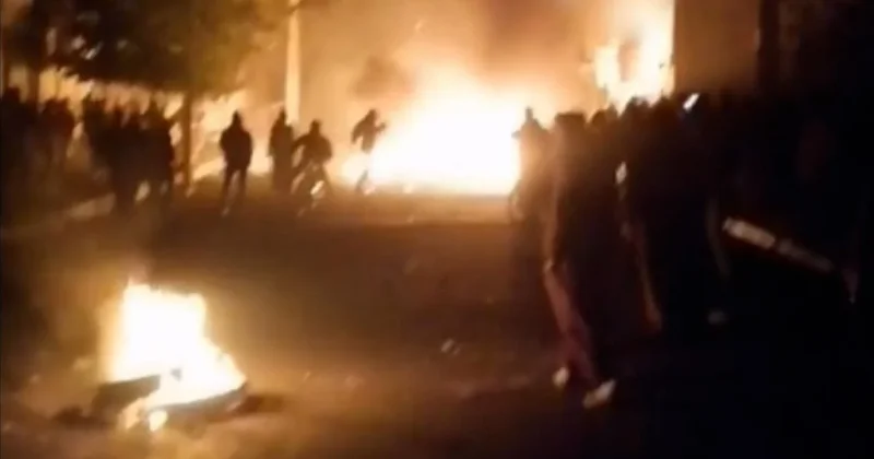 İran silahlı protestocular haykırıyor: Top, tüfek, hava fişek, mollalar defolacak Sözcü Gazetesi