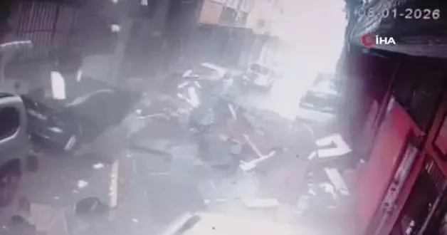 Beyoğlu nda şiddetli lodos çatıyı uçurdu! Ölümden saniyelerle kurtuldular