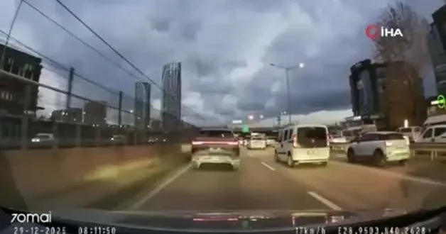 Bursa da motosikletliye çarptı, aracının derdine düştü