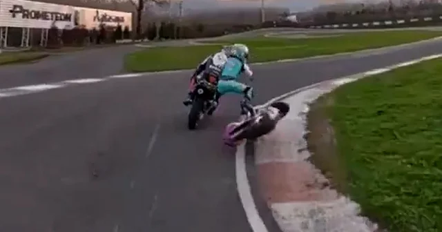 Zayn Sofuoğlu dünya şampiyonu Toprak Razgatlıoğlu ile yarışırken kaza yaptı: O anlar yürekleri ağza getirdi VİDEO İZLE