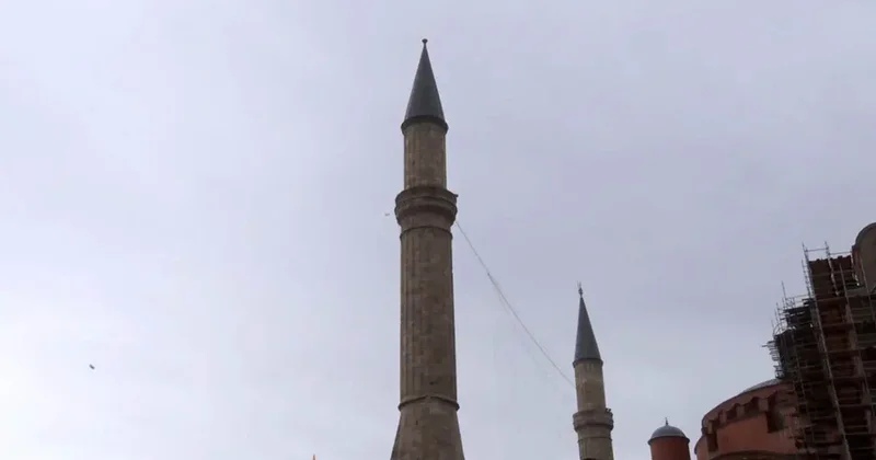 Ayasofya Camii’nin alemi şiddetli rüzgar nedeniyle düştü