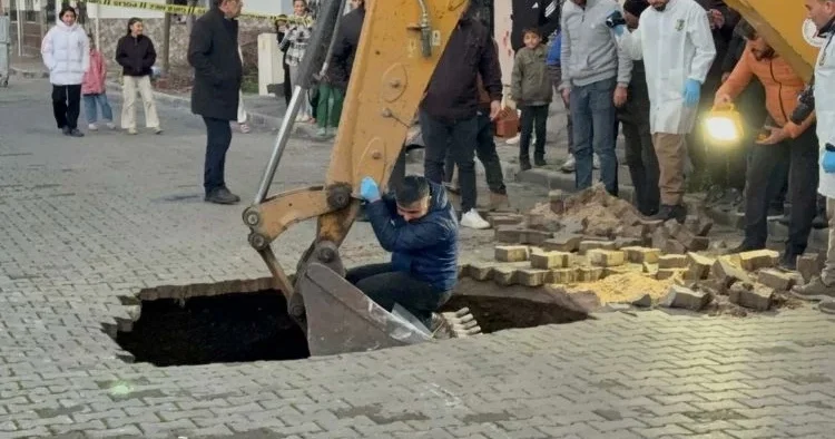 Yağmur sonrası dehşet… Çöken yolda insan kafatası ve kemikleri bulundu