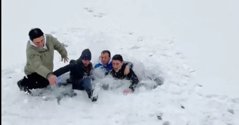 Trabzon da bu görüntüler hem korkuttu hem güldürdü: 4 arkadaş buzun üstünde zıplarken suya düştü!
