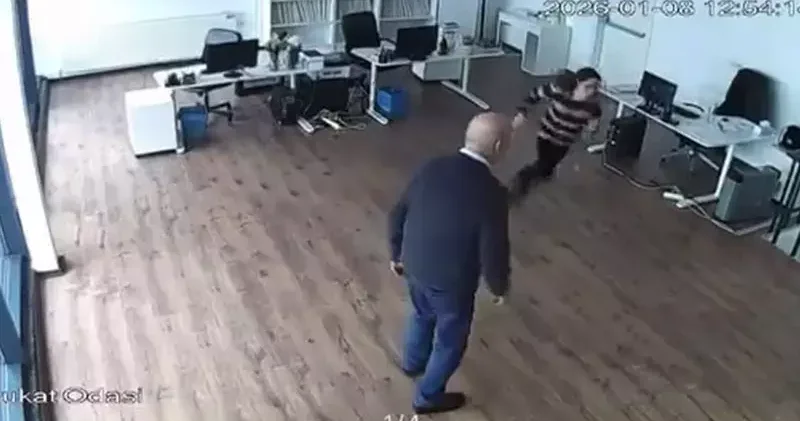 Ofisin tavanı çöktü, 2 kişi son anda kurtuldu: O anlar kamerada