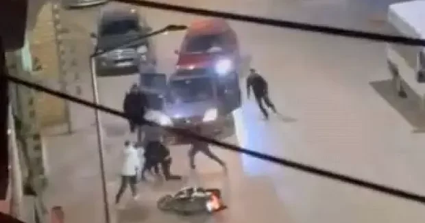 Bursa haberleri Bursa’da sokak ortasında kardeş kavgası: Ağabeyini bıçaklayıp kaçtı 08 Ocak 2026