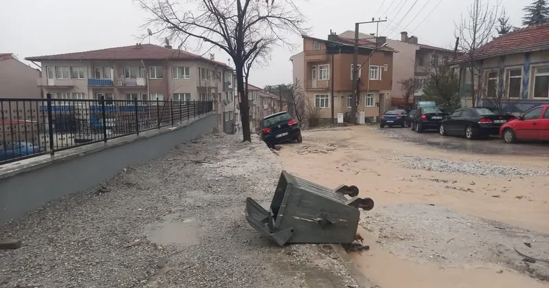 Kütahya’da sel sularının oluşturduğu çukurlara düşen otomobiller kurtarıldı