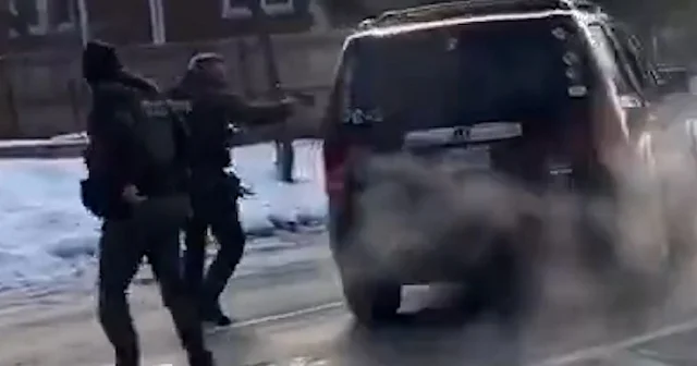 ABD de ikinci George Floyd vakası: Ajanlar aracından inmeyen kadını herkesin gözü önünde öldürdü VİDEO İZLE