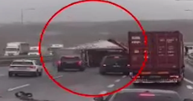 Kuzey Marmara Otoyolu nda şiddetli fırtına: 2 tır devrildi VİDEO İZLE