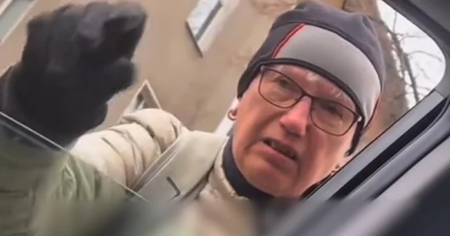 Alman kadın park halinde moturu çalışan aracı stop ettirdi VİDEO İZLE