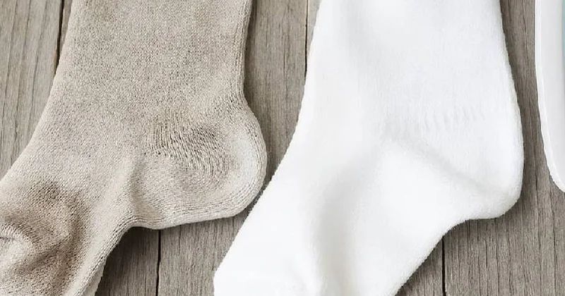 Beyaz çoraplar tek bir malzemeyle bembeyaz oluyor: Kirler anında gidiyor Sözcü Gazetesi