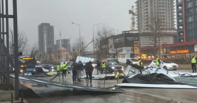 Ankara da fırtına etkili oldu: Kiremitler savruldu, tabelalar uçtu