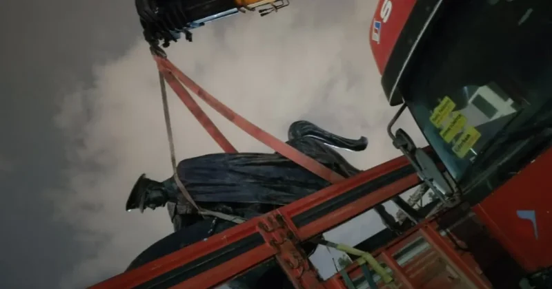 Atatürk anıtı gece yarısı söküldü: Kent ayağa kalktı Sözcü Gazetesi