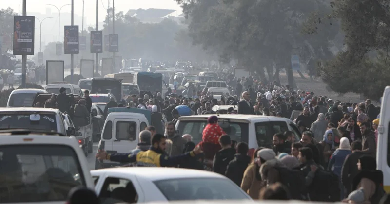 Halep’te sivillerin güvenli geçişi için iki insani geçidin yeniden açıldığı duyuruldu