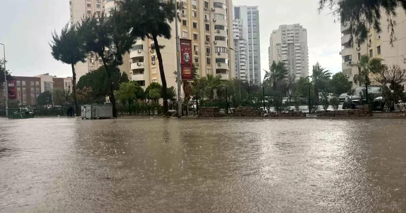 İzmir de sağanak ve fırtına hayatı felç etti, yollar göle döndü