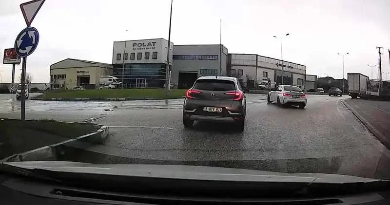 Drift atmaya çalışan sürücünün trafiği tehlikeye attığı anlar kamerada