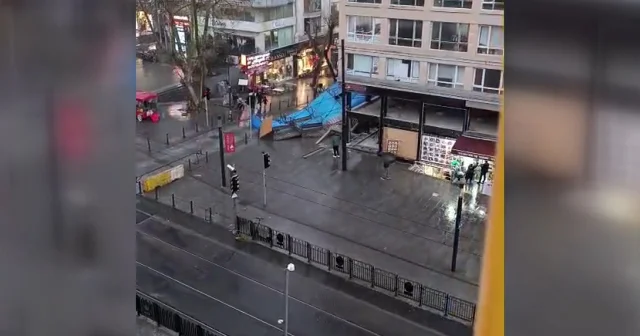 İstanbul kuvvetli lodos ile boğuşuyor: Fatih te inşaat iskelesi yerle bir olurken Mecidiyeköy de simit tezgahı sürüklendi VİDEO İZLE